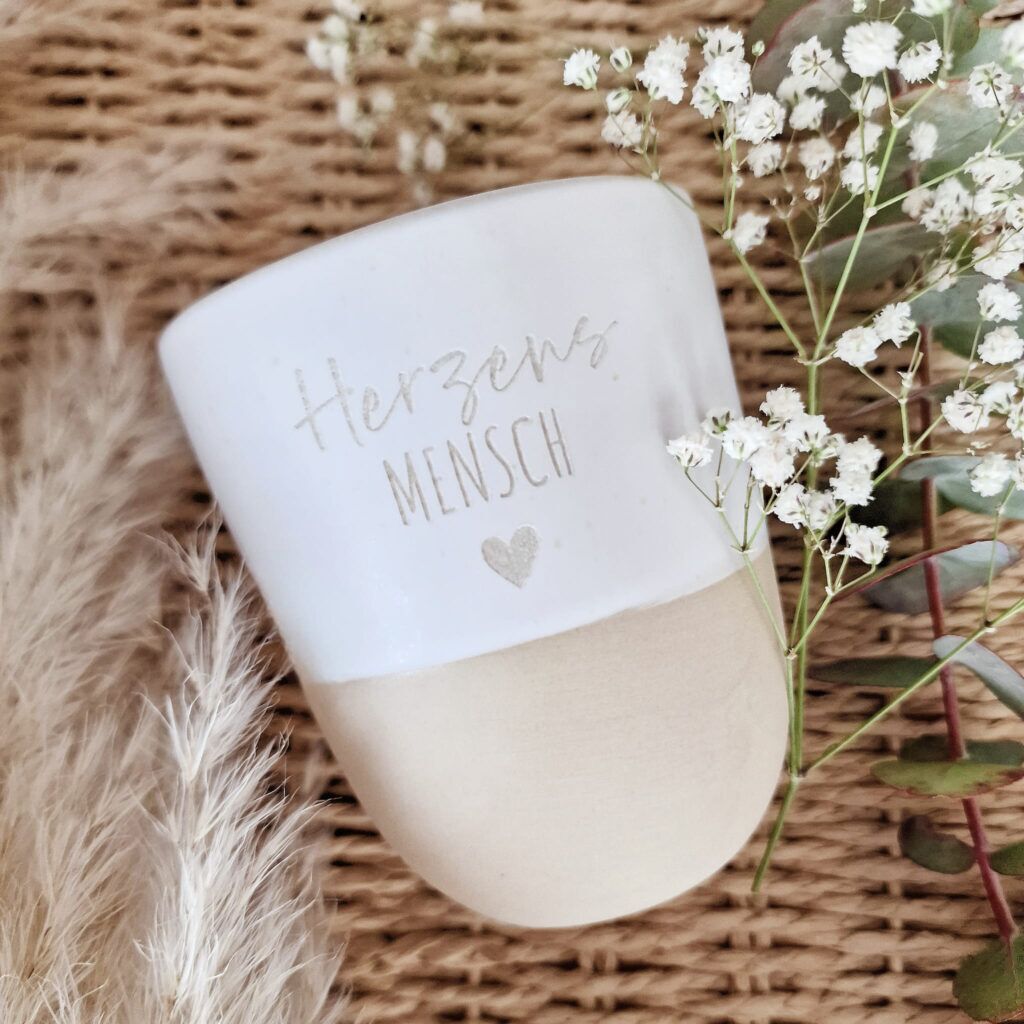 Keramik Becher muschelweiß Gravur Herzensmensch