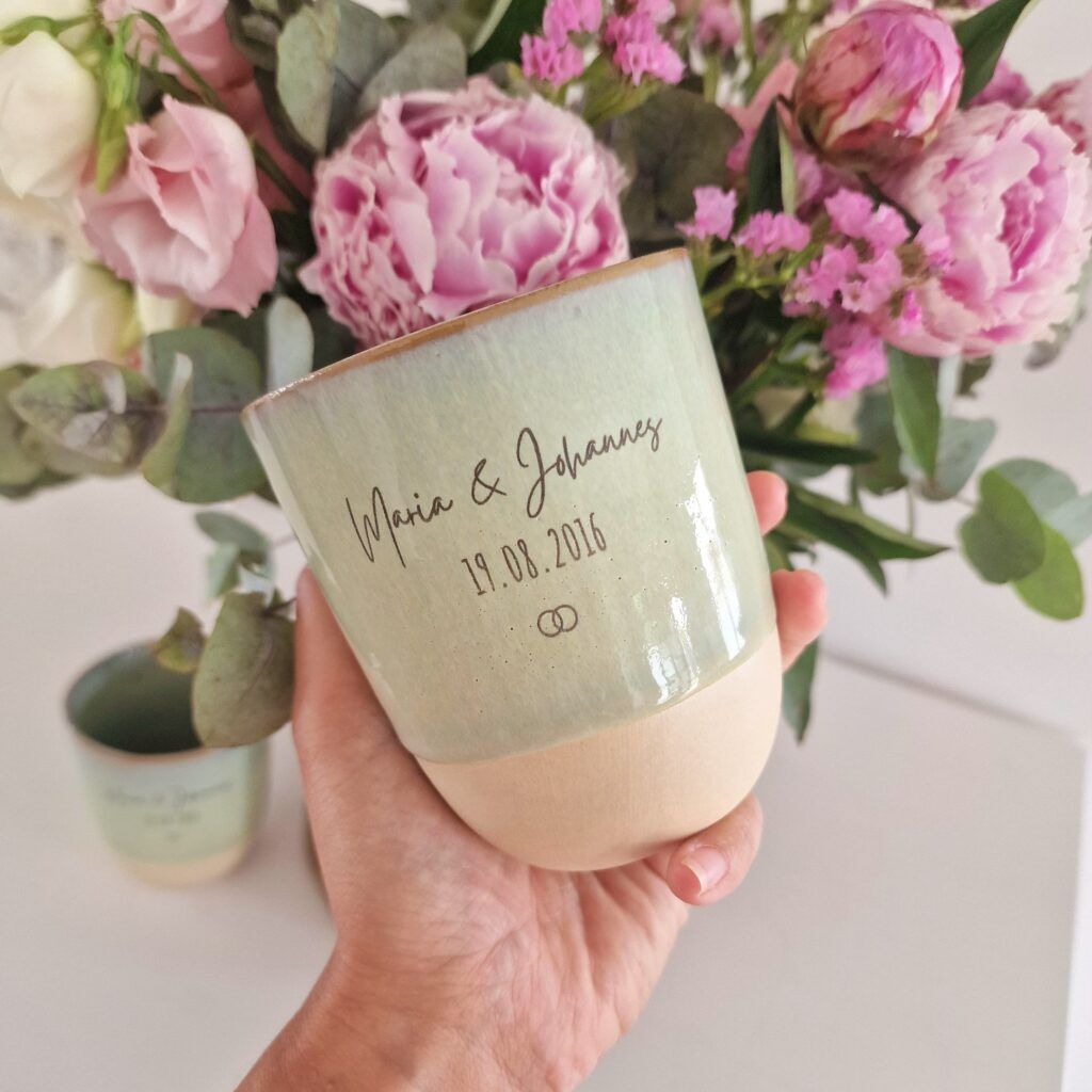 Keramik Becher dünengrün Gravur Hochzeit